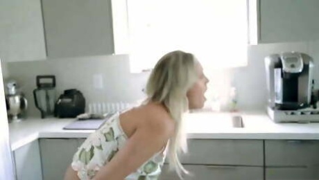 Vollbusige Stiefmutter steckt im Waschbecken fest